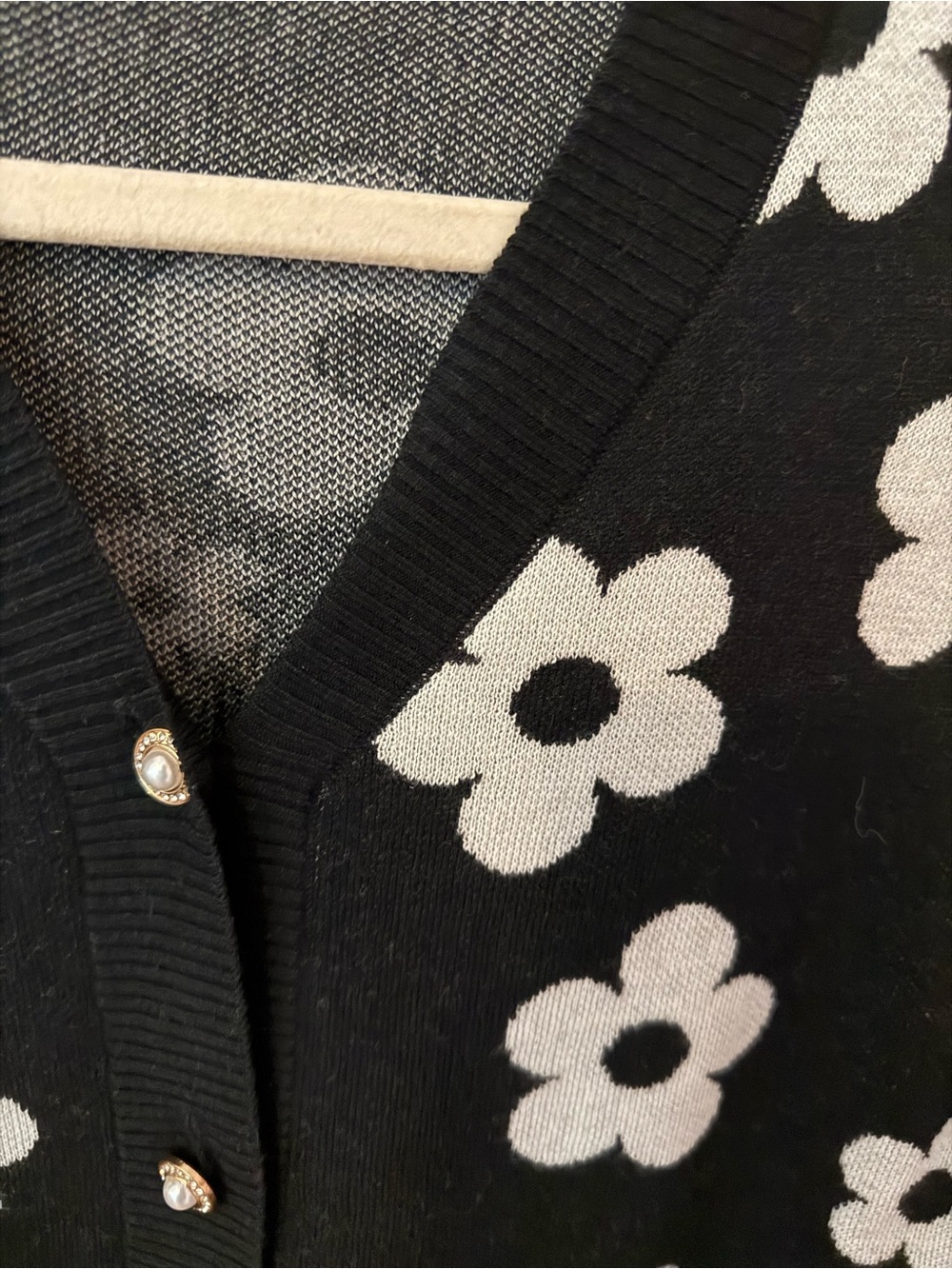 💕NWT Black and White Daisy Button-Front Women's Sweater Cardigan - Picture 3 of 5